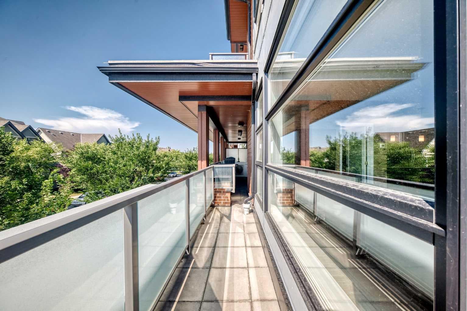 201, 122 Mahogany Centre SE