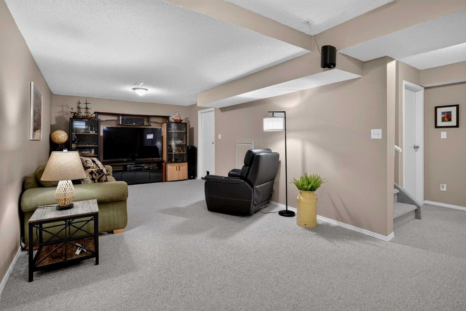 264 Riverview Close SE