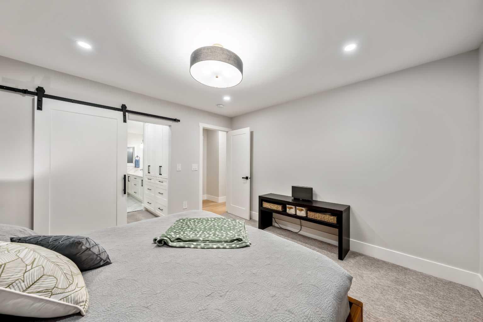 100 Lake Crimson Close SE