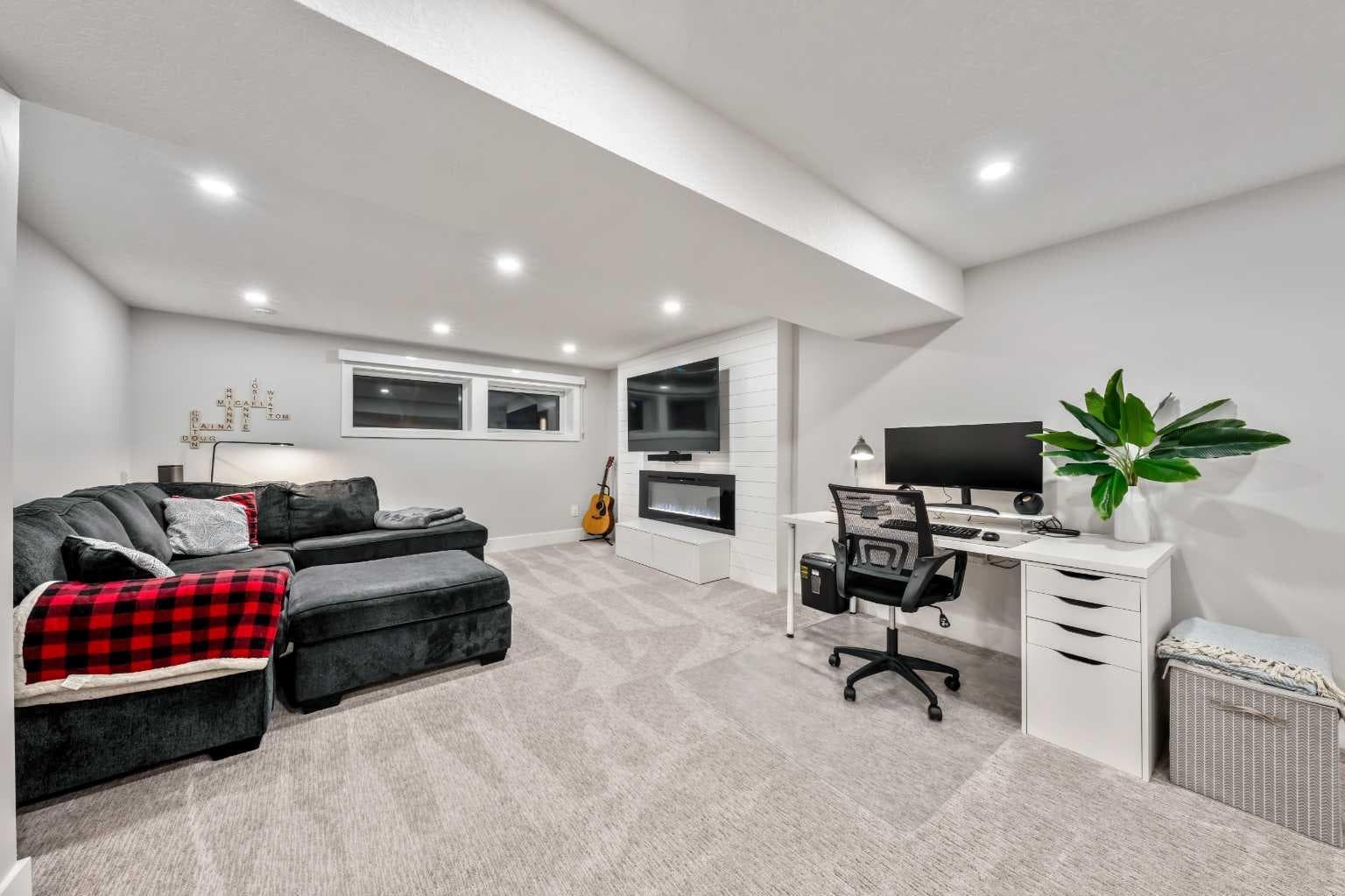 100 Lake Crimson Close SE