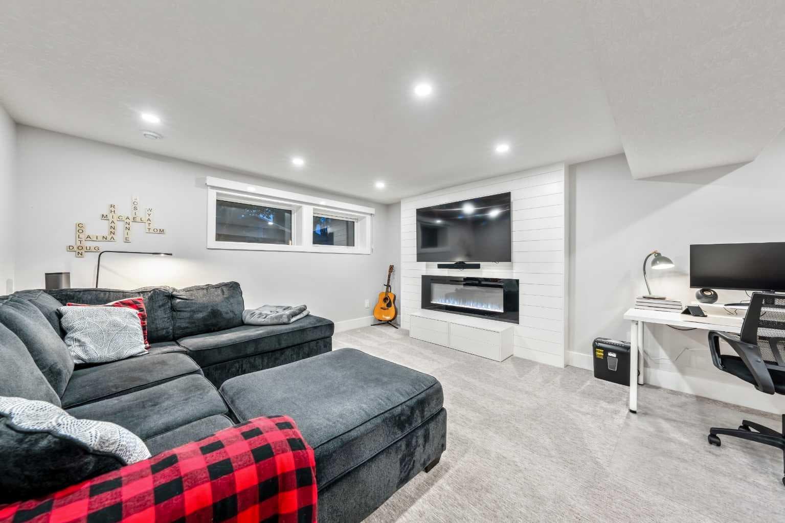 100 Lake Crimson Close SE