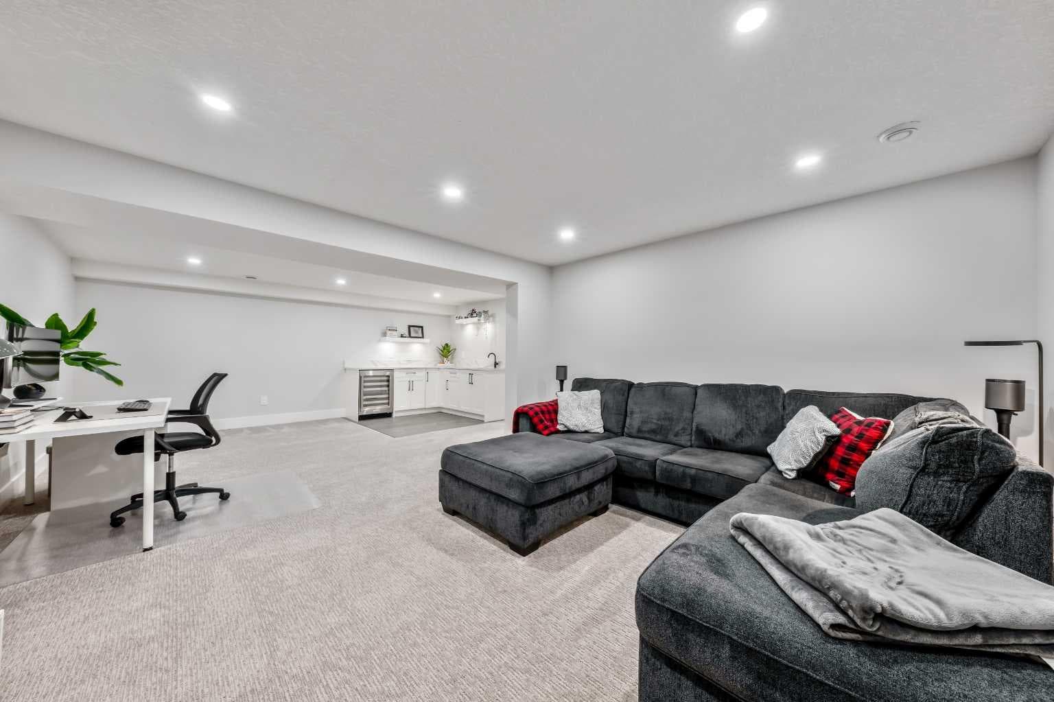 100 Lake Crimson Close SE