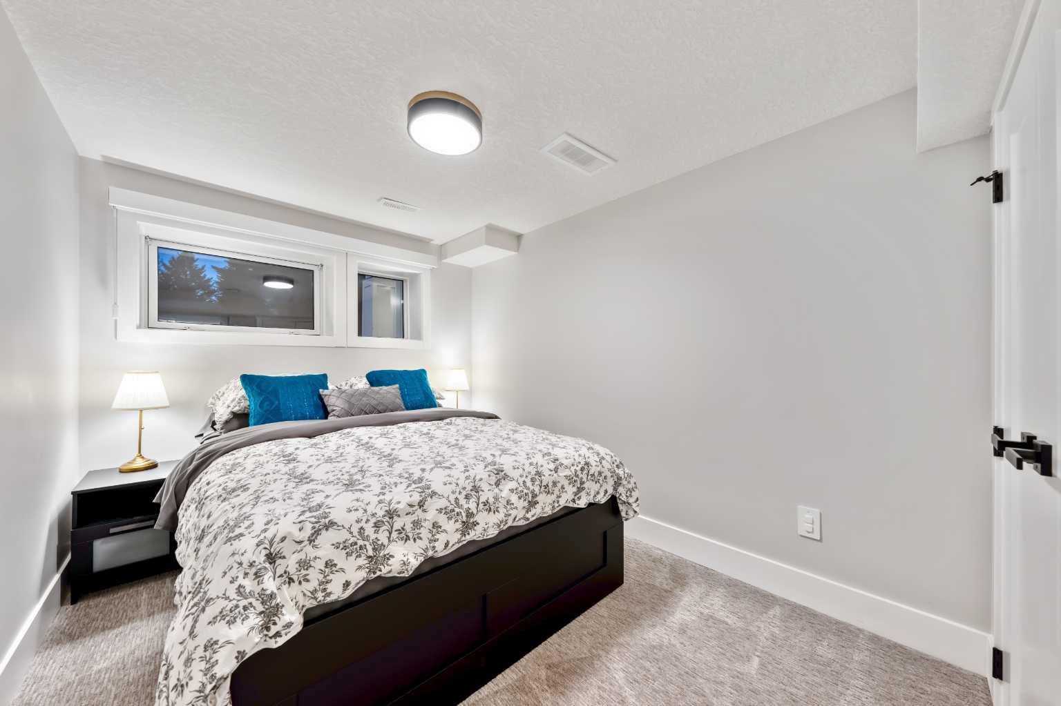 100 Lake Crimson Close SE