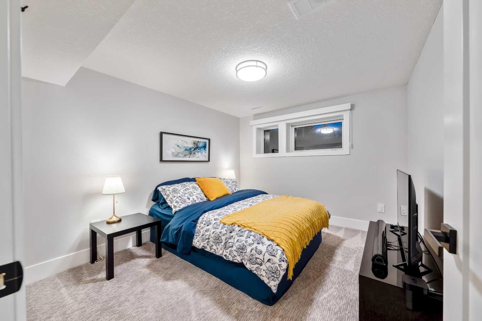 100 Lake Crimson Close SE