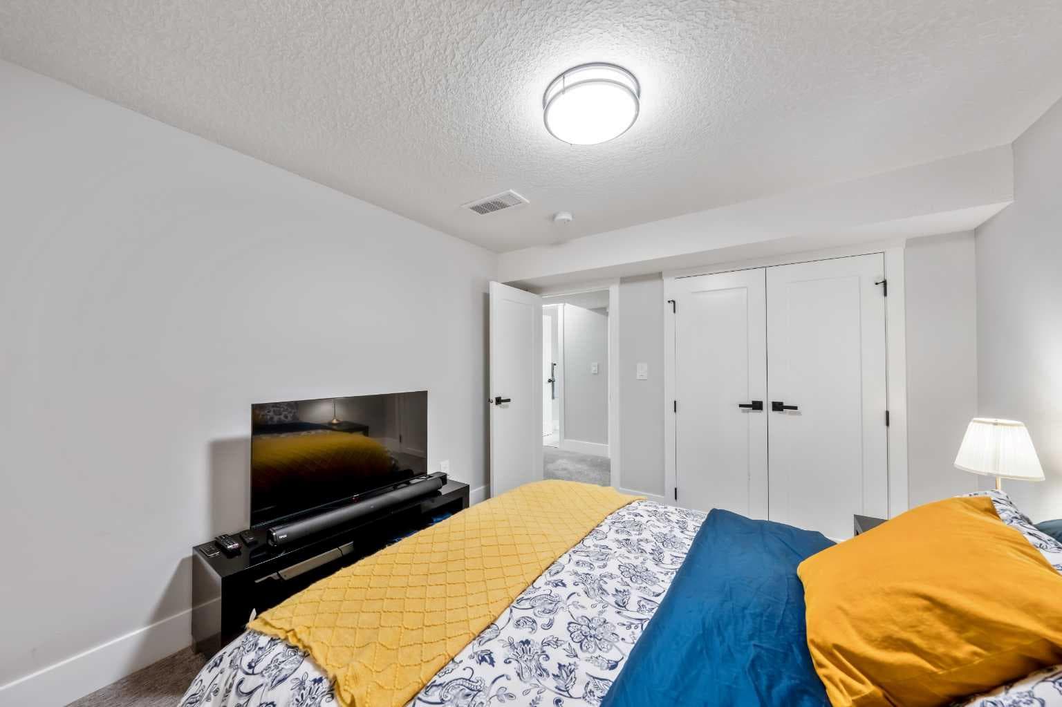 100 Lake Crimson Close SE