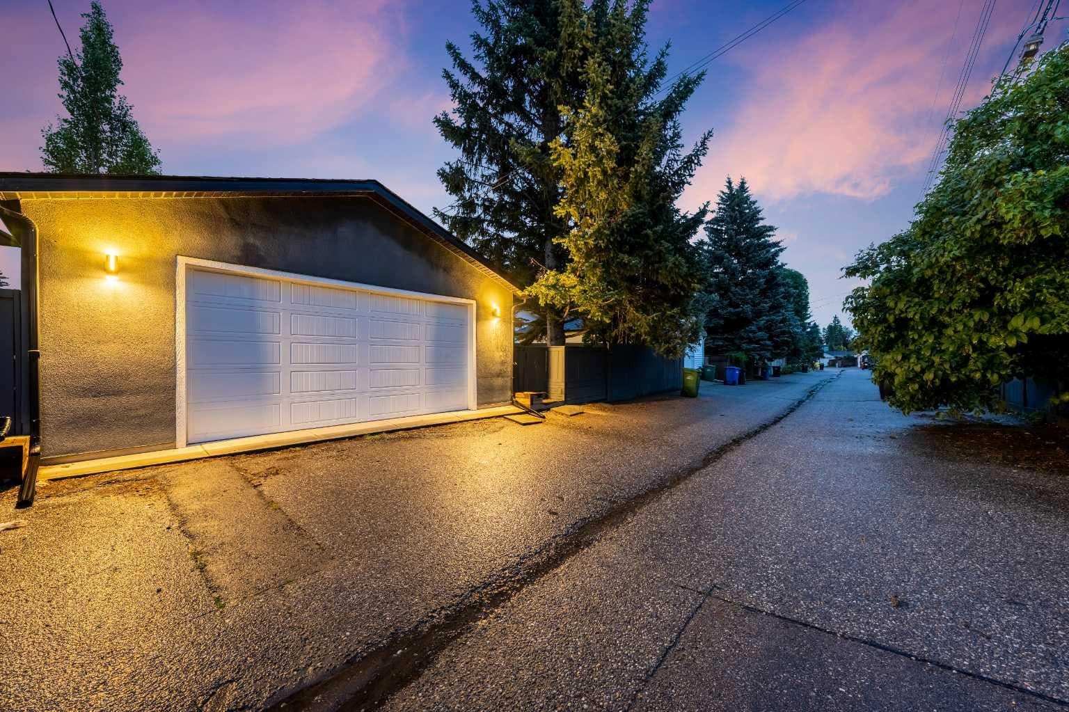 100 Lake Crimson Close SE