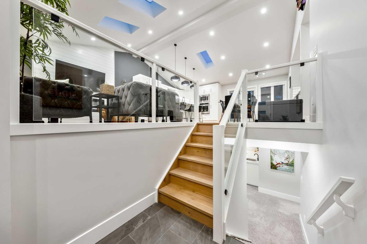 100 Lake Crimson Close SE