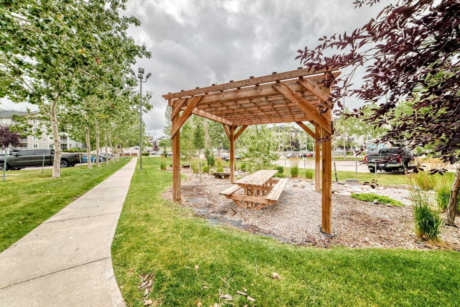 5208A, 604 8 Street SW
