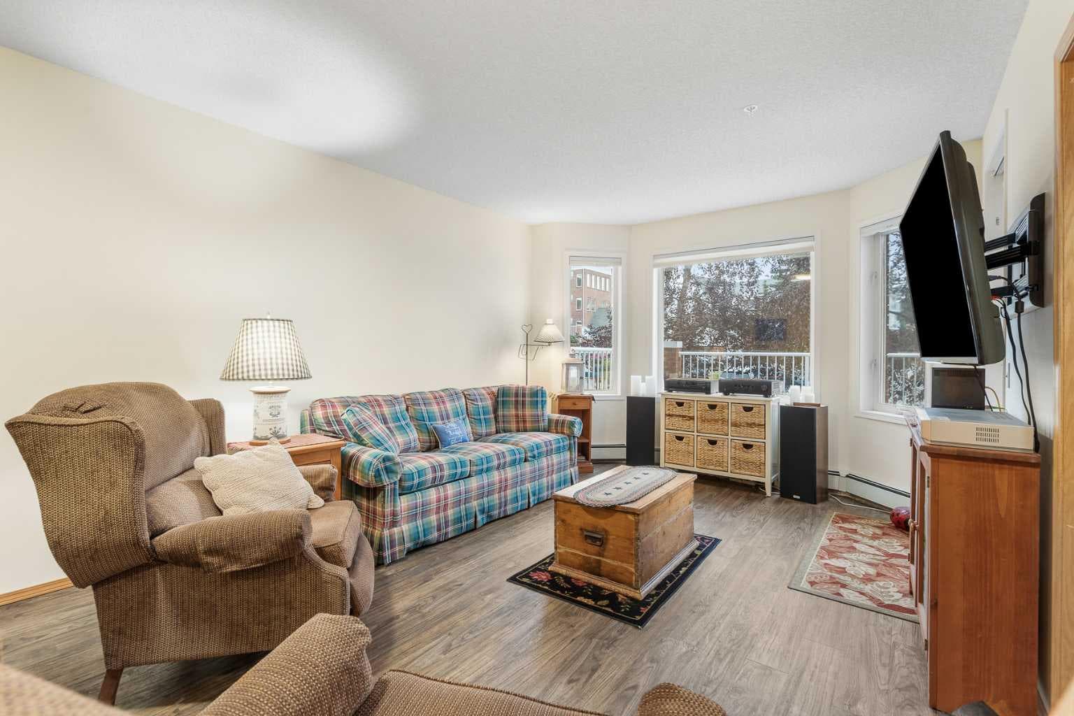 3102, 3102 Hawksbrow Point NW