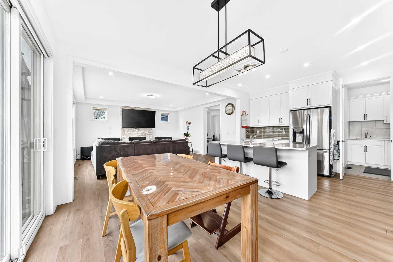 149 Carrington Crescent NW