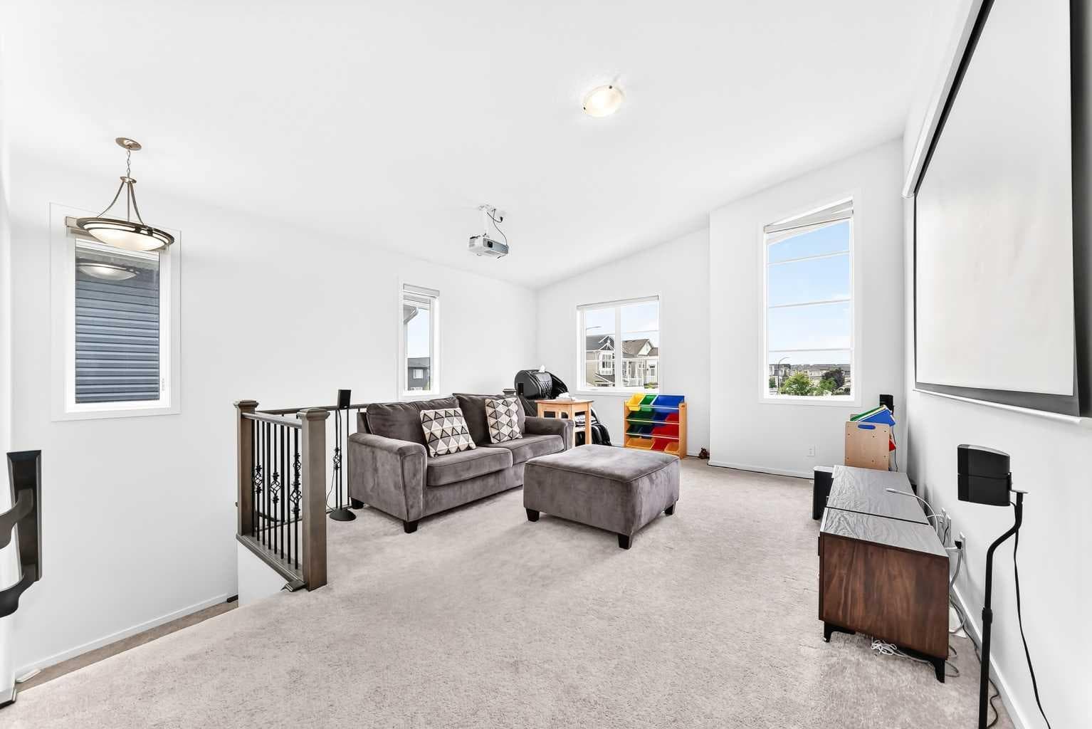 149 Carrington Crescent NW