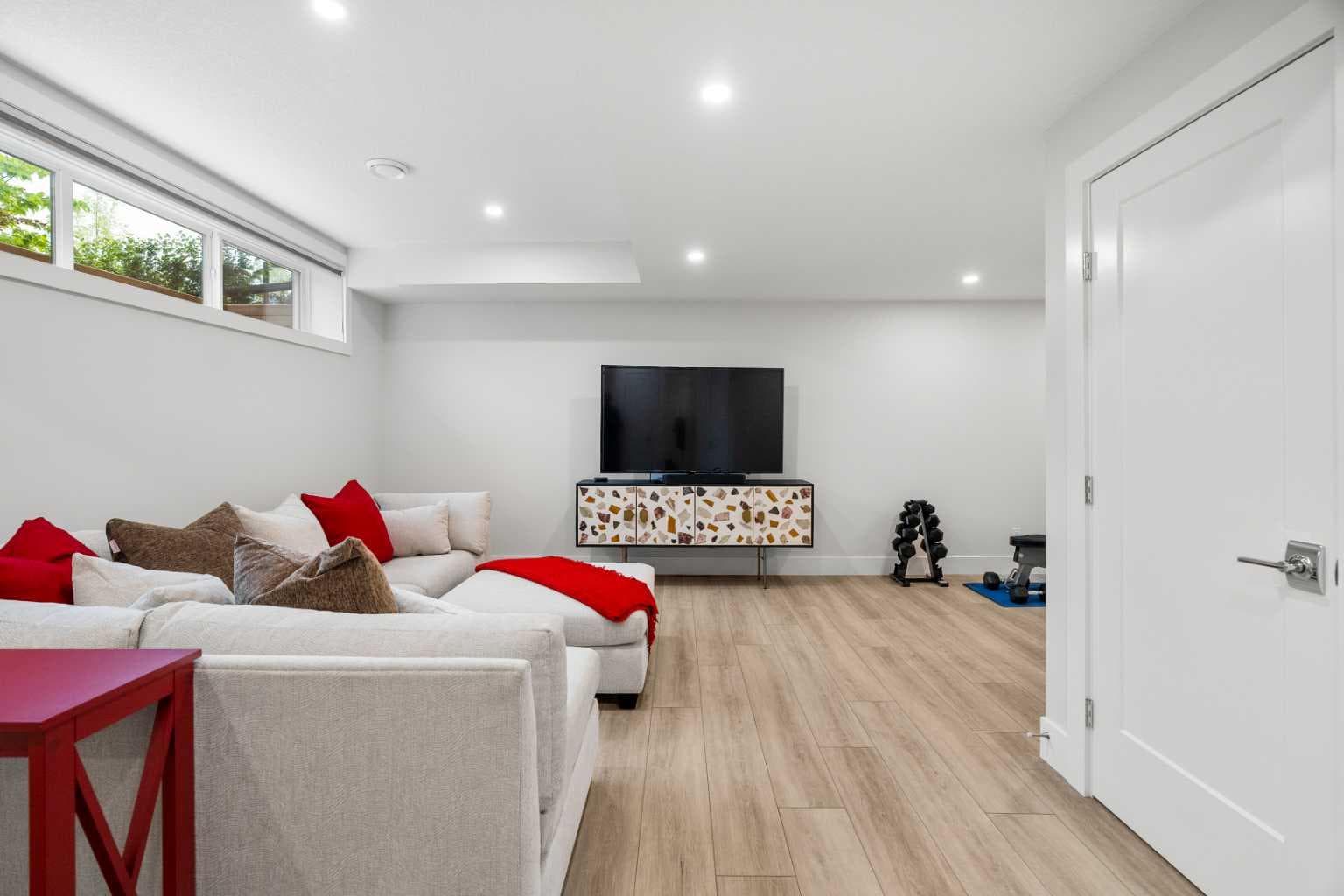 220 Marina Cove SE