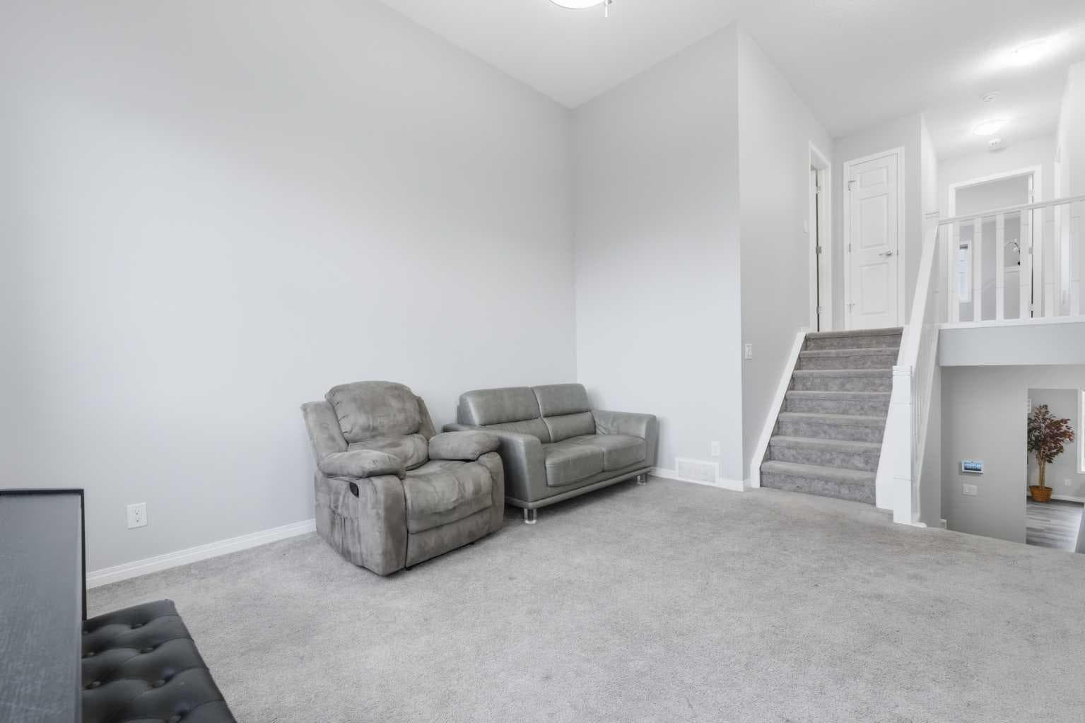 102 Yorkville Green SW