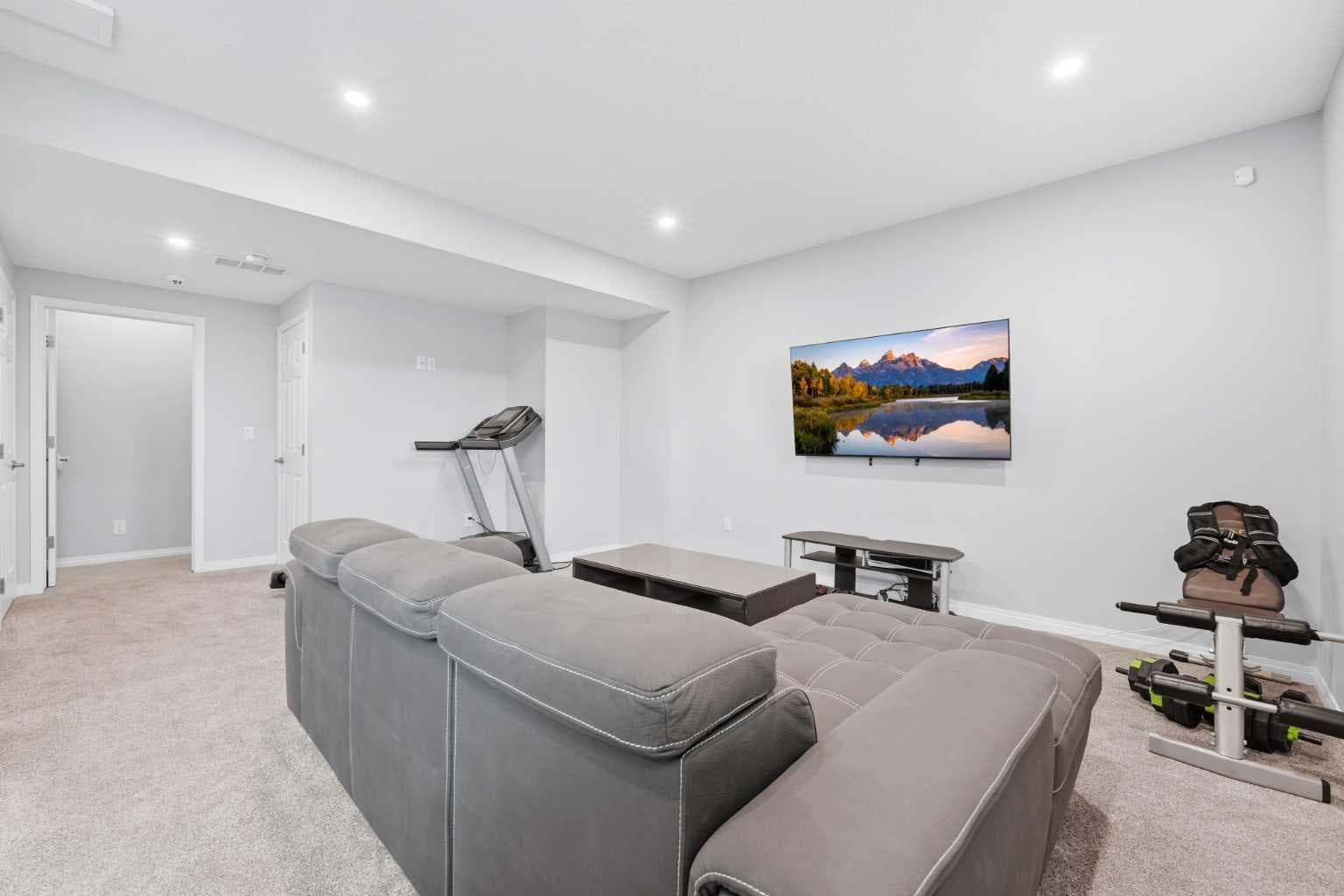102 Yorkville Green SW