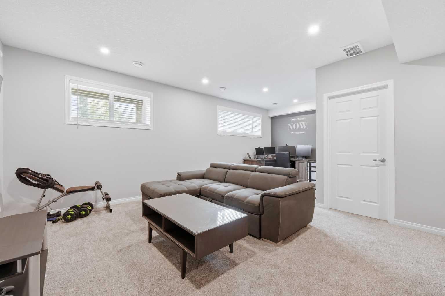 102 Yorkville Green SW