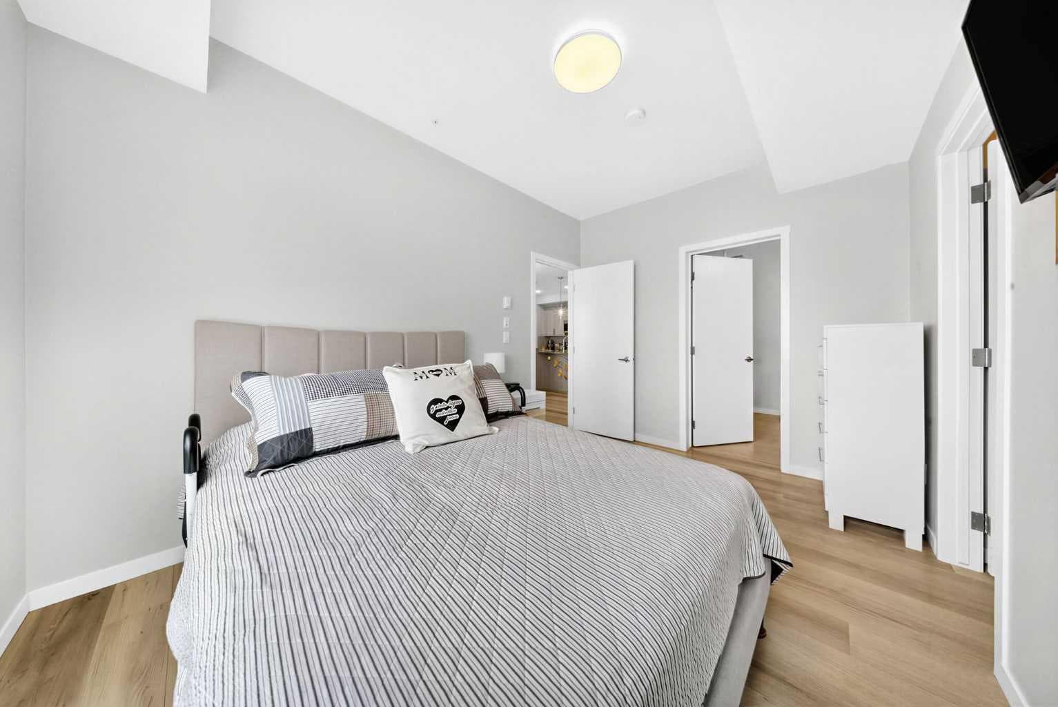 1211, 220 Seton Grove SE