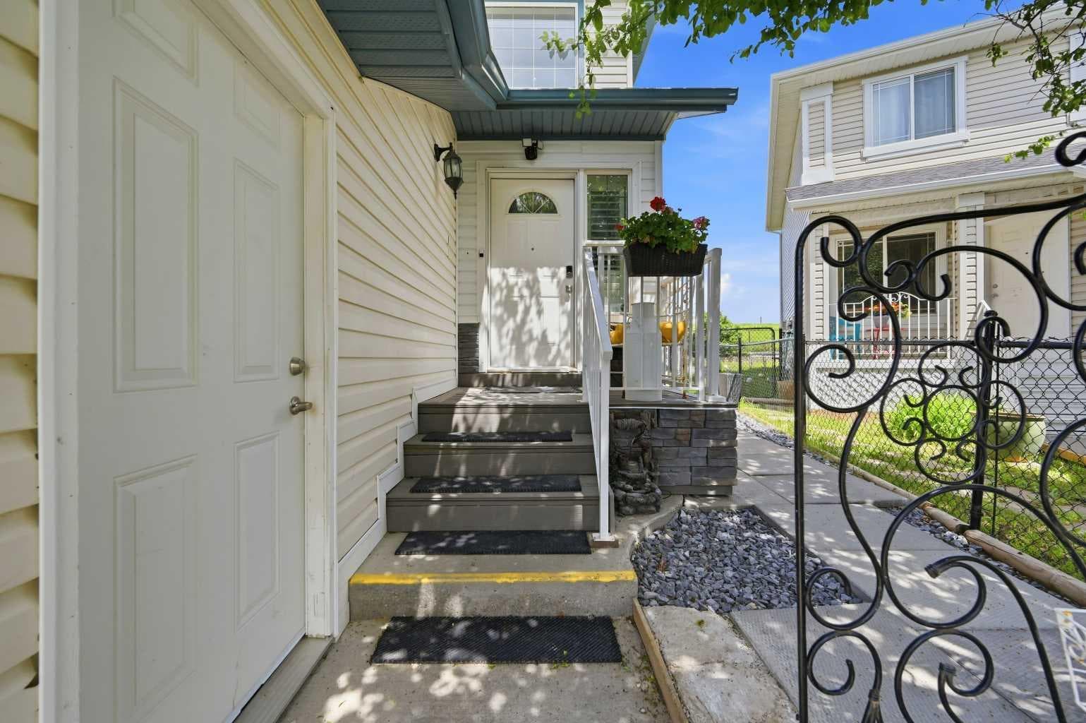 46 Citadel Meadow Crescent NW