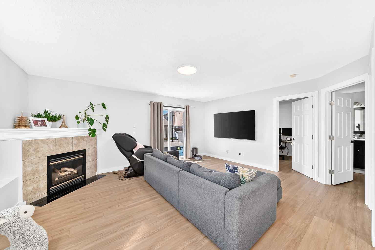 315 Appleglen Place SE