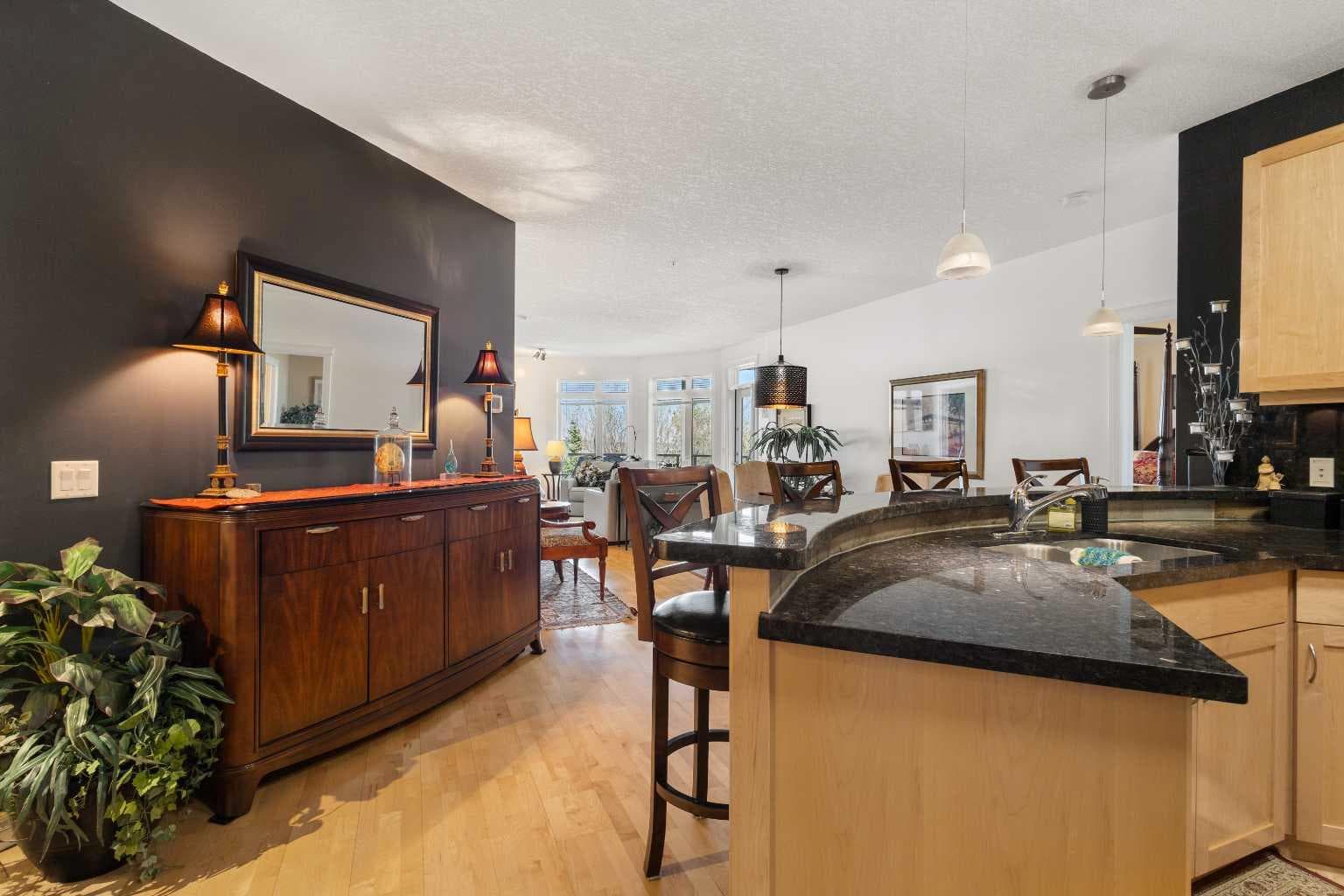 304, 8 Hemlock Crescent SW