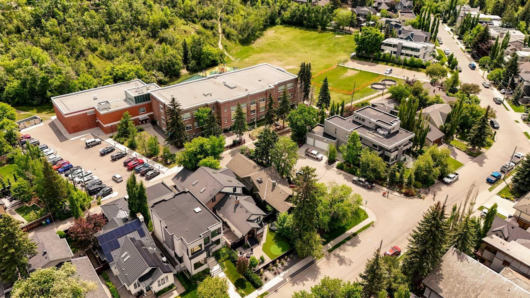 817 Rideau Road SW