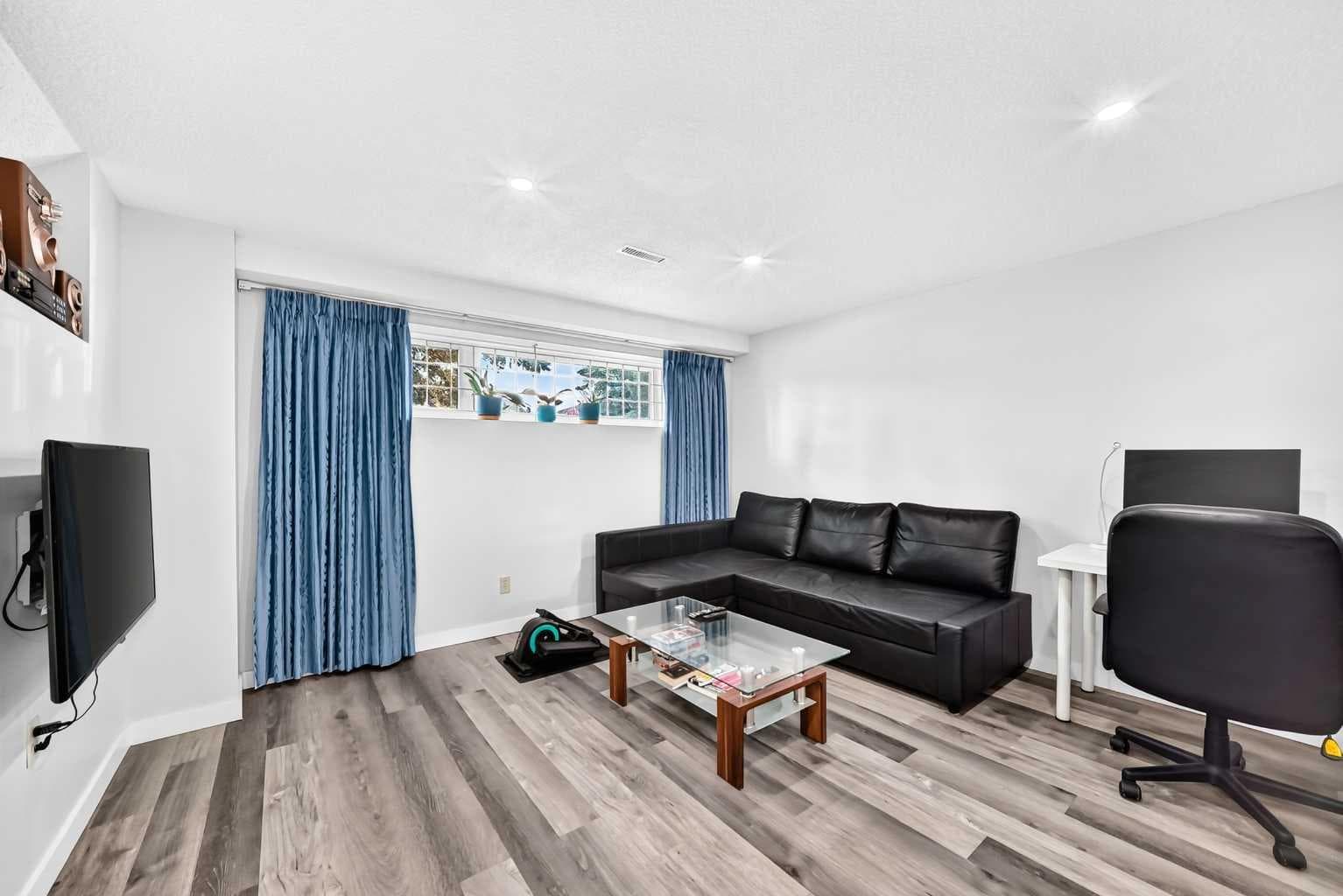 76 aberfoyle Close NE