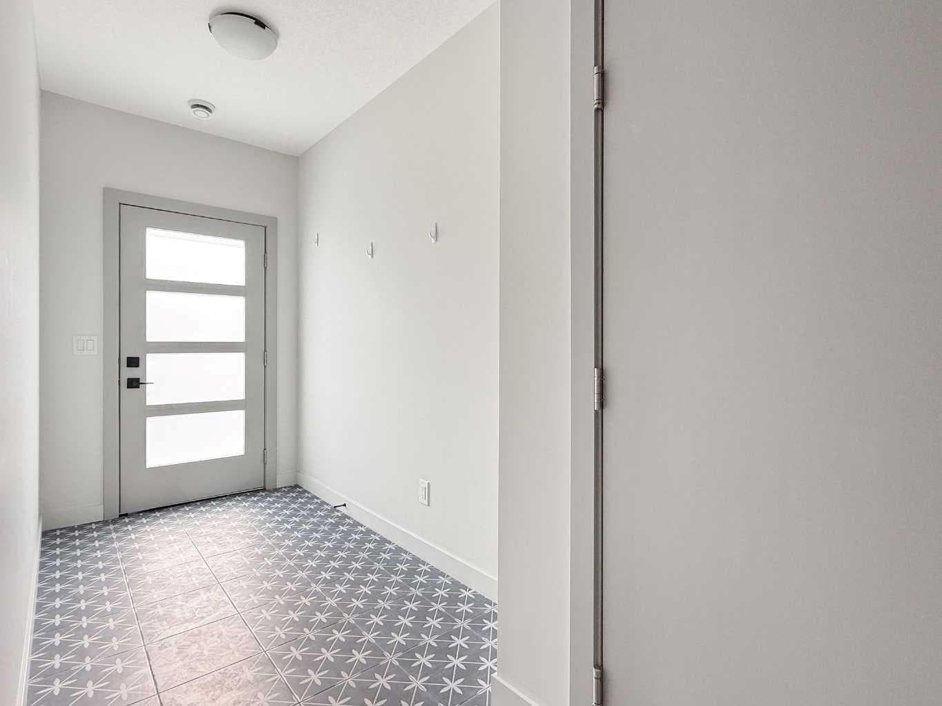 204, 81 Greenbriar Place NW