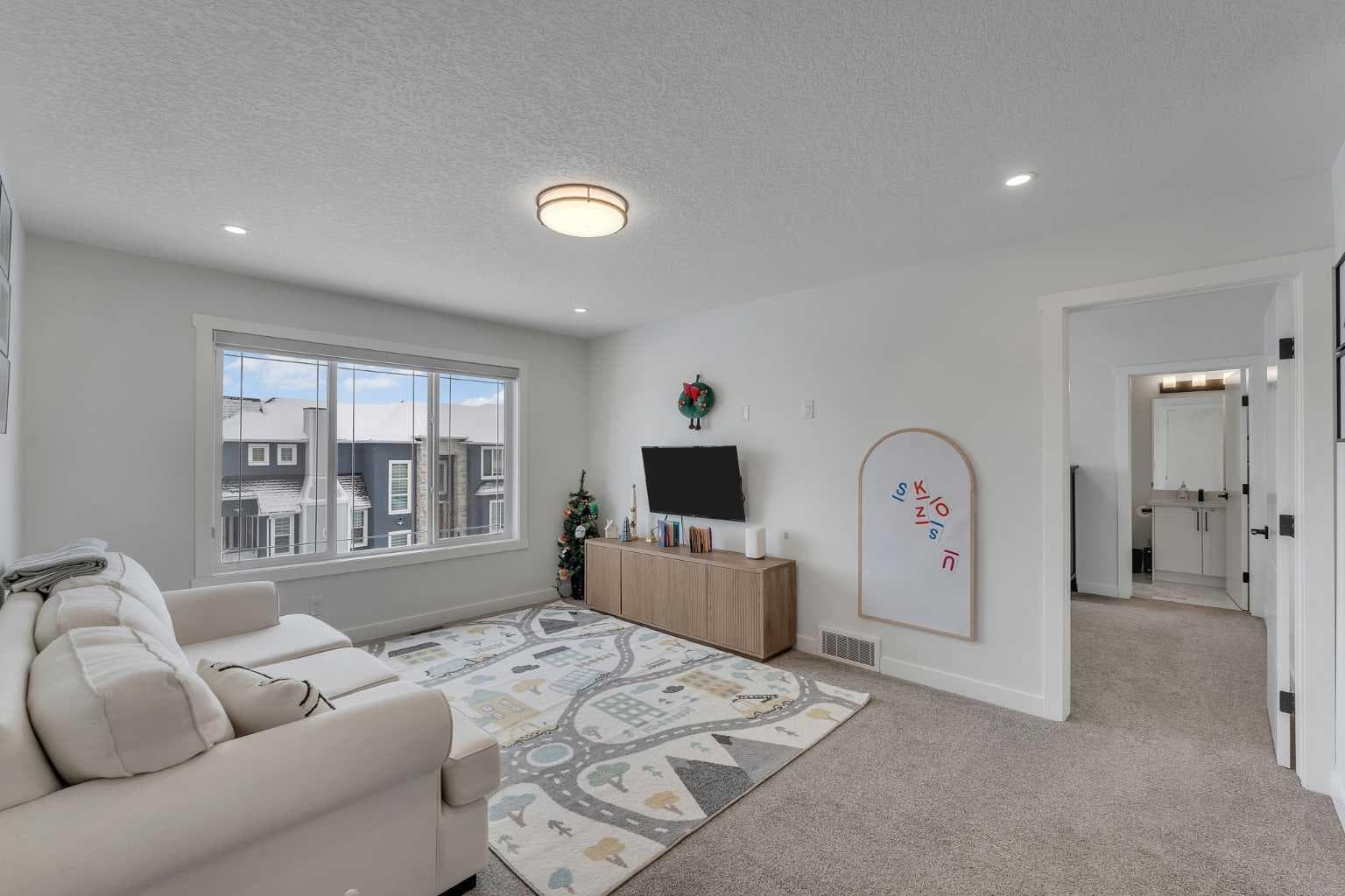 202 Kinniburgh Crescent 