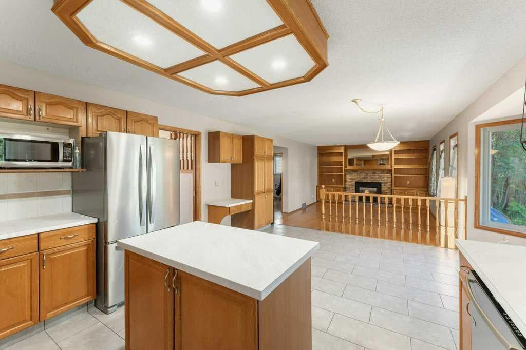 44 Hawkstone Drive NW