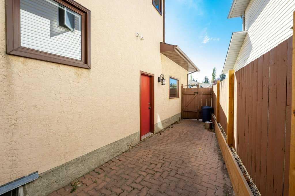 44 Hawkstone Drive NW