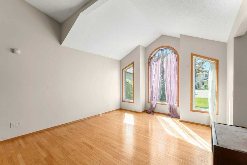 44 Hawkstone Drive NW
