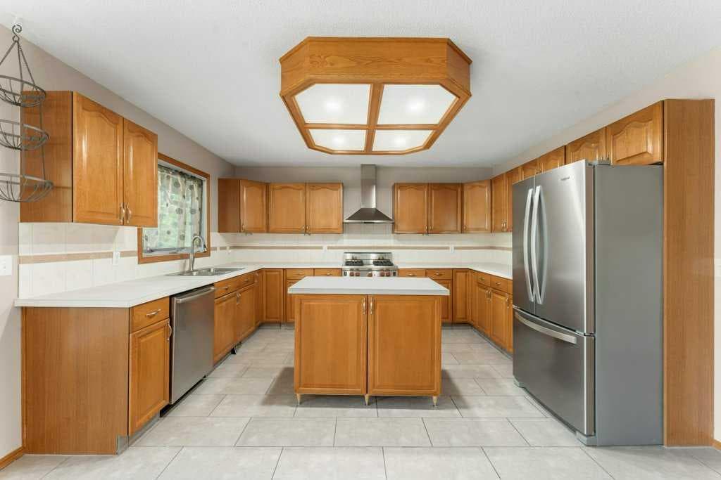 44 Hawkstone Drive NW