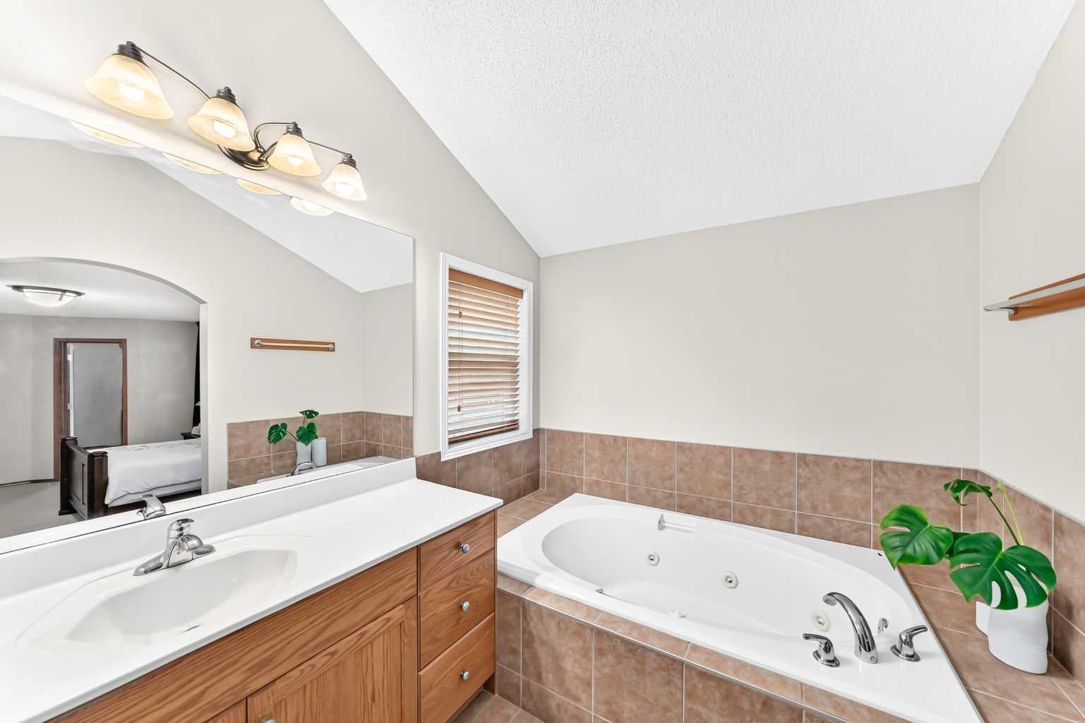 144 Cougarstone Common SW