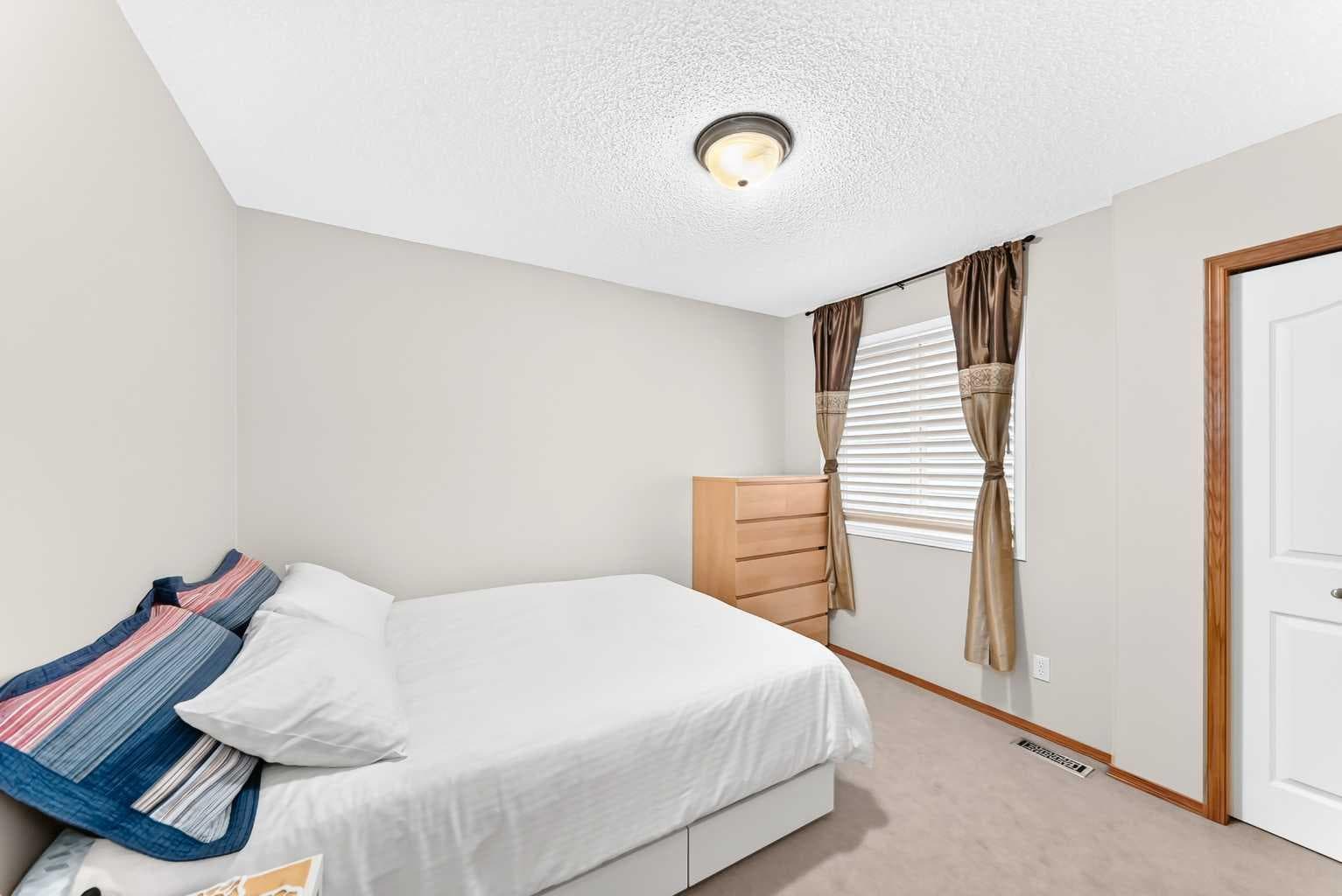 144 Cougarstone Common SW