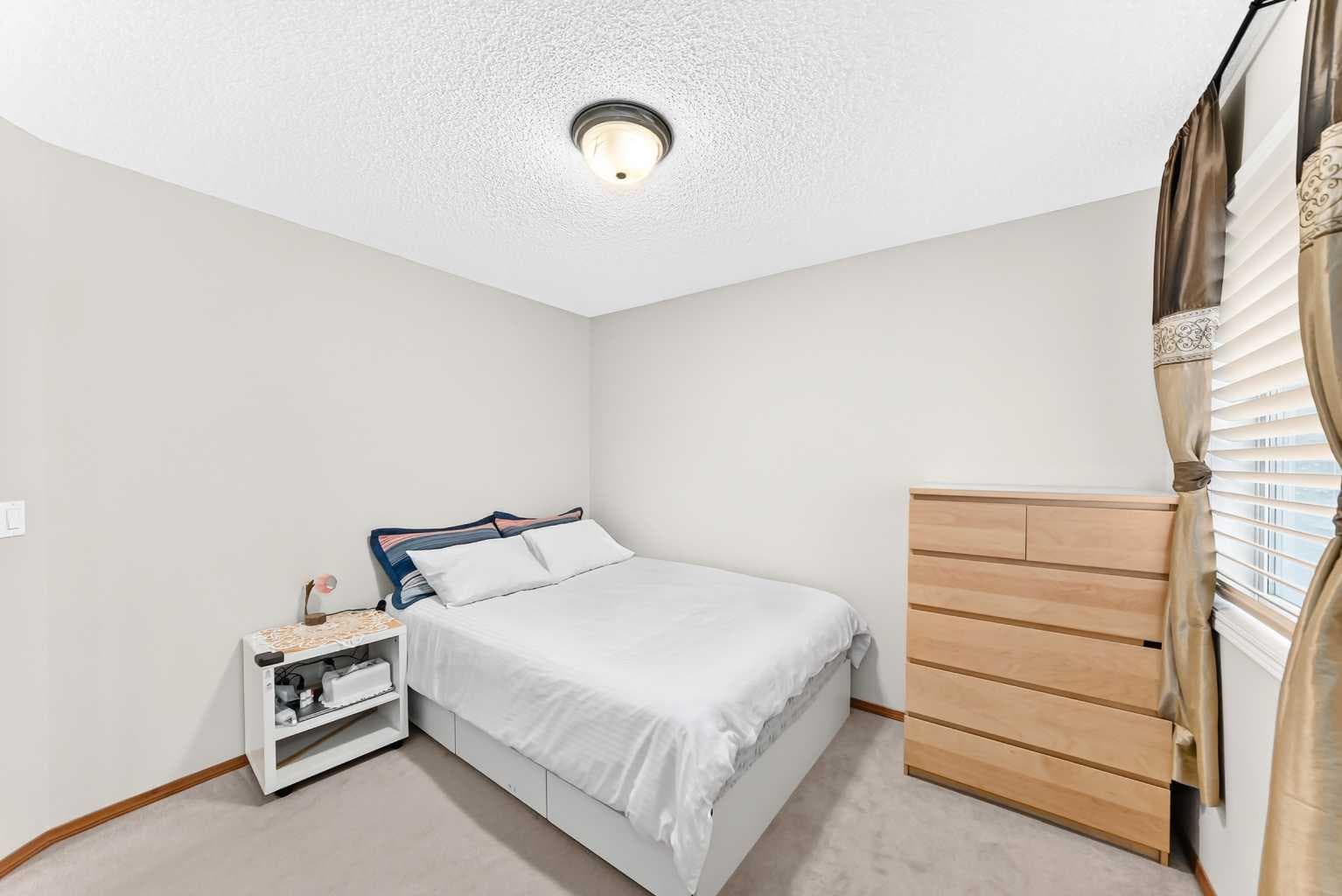 144 Cougarstone Common SW
