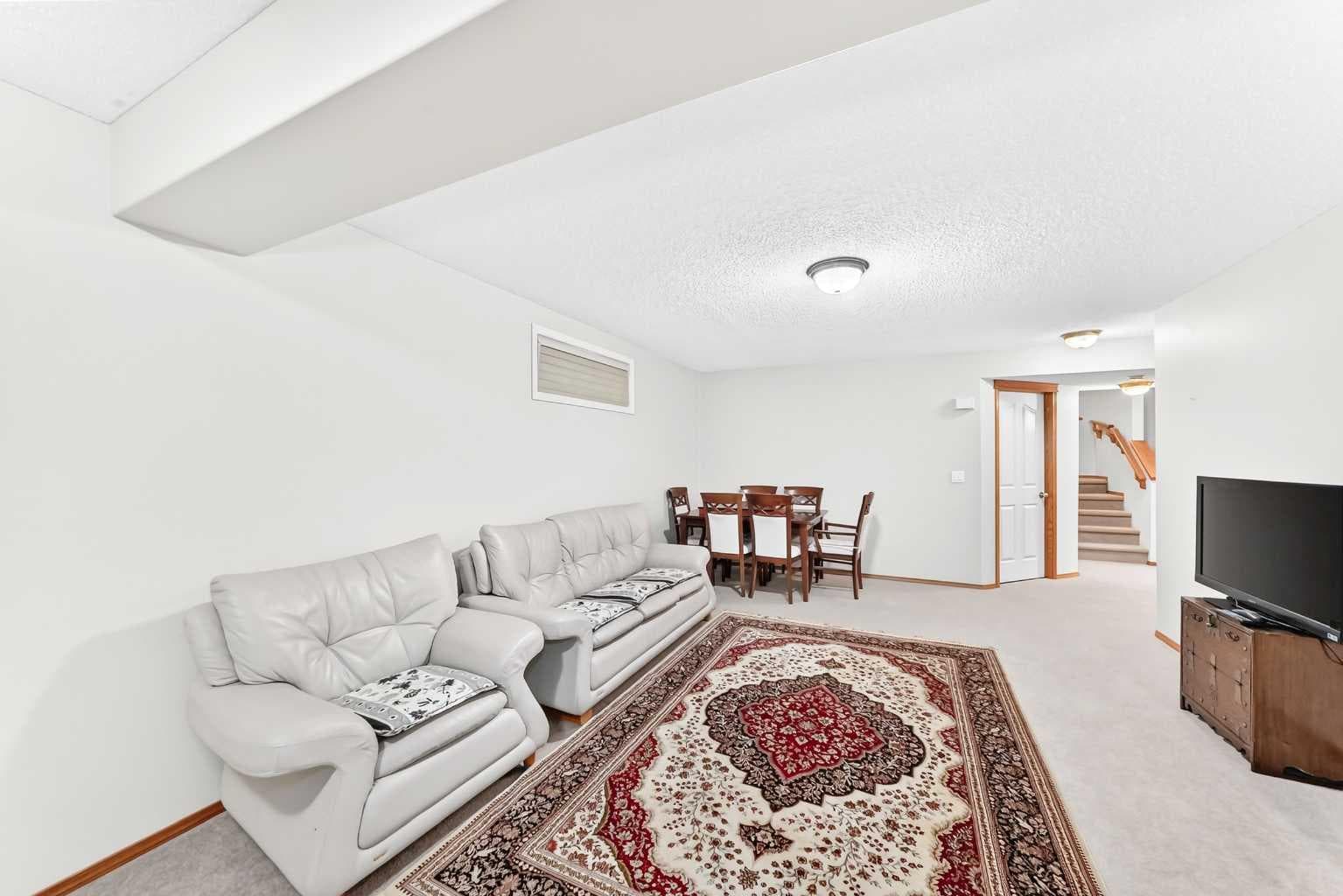 144 Cougarstone Common SW