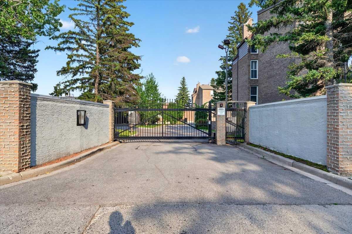 2410, 202 Braeglen Close SW