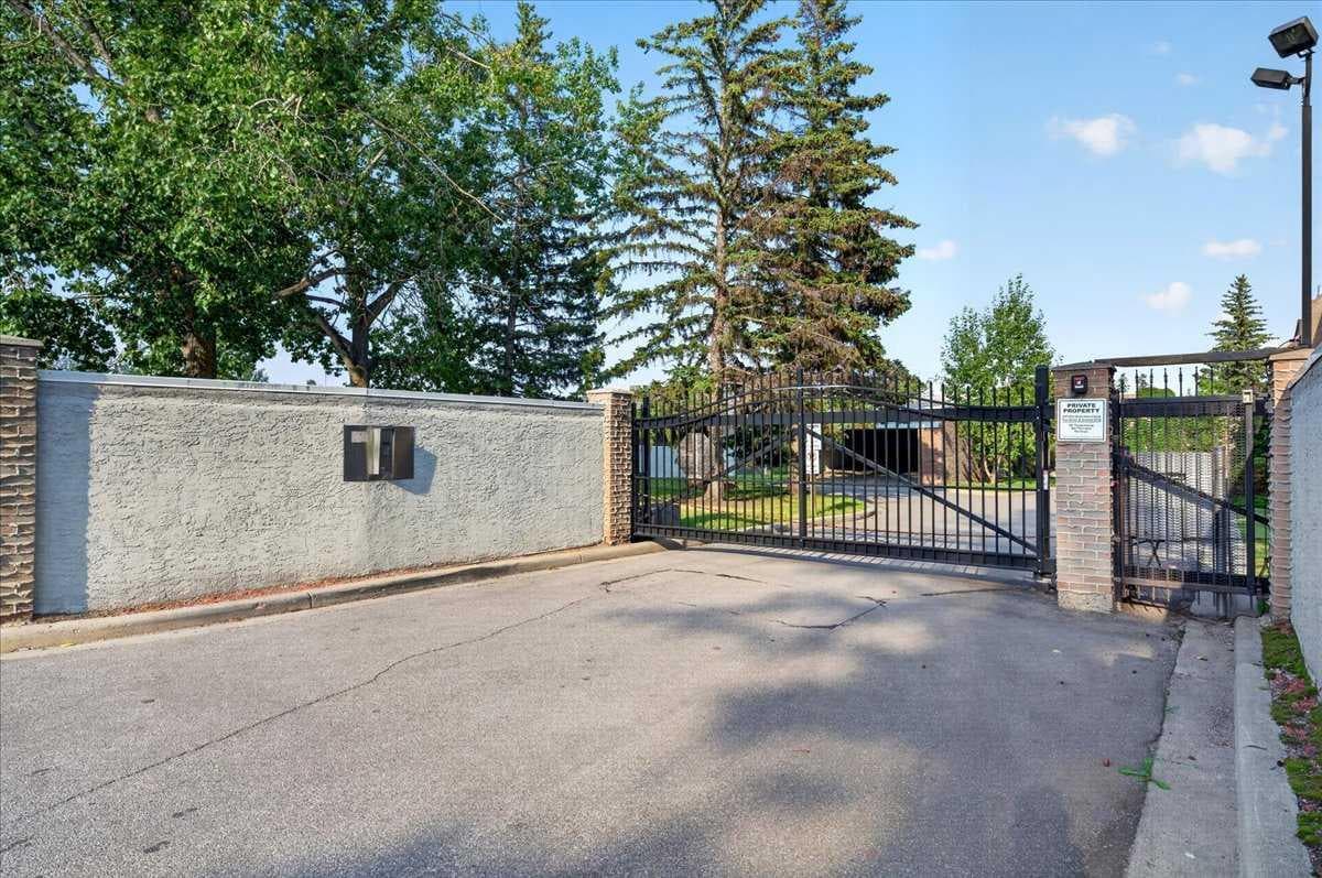 2410, 202 Braeglen Close SW