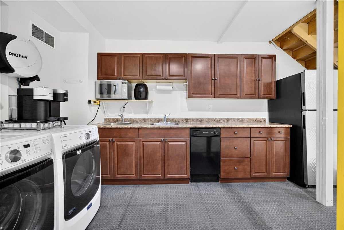 1, 336 Noorduyn Park NE