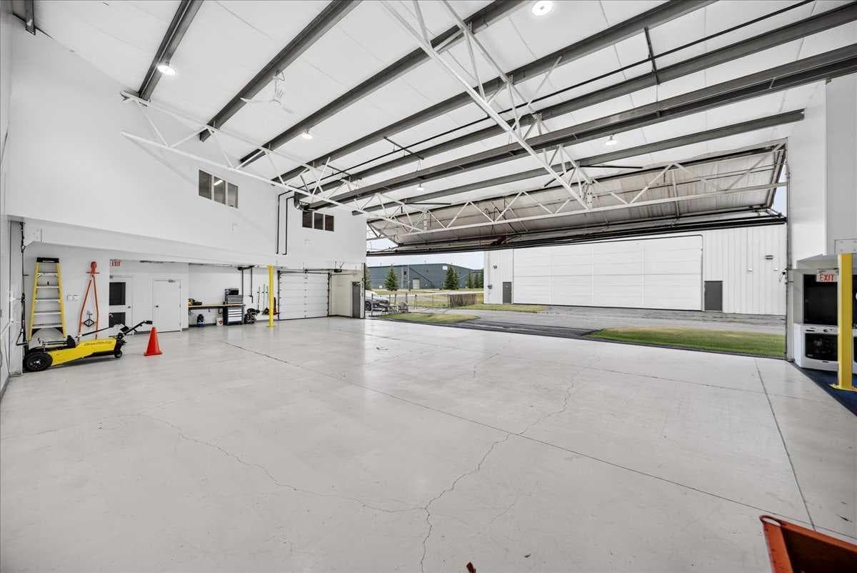 1, 336 Noorduyn Park NE