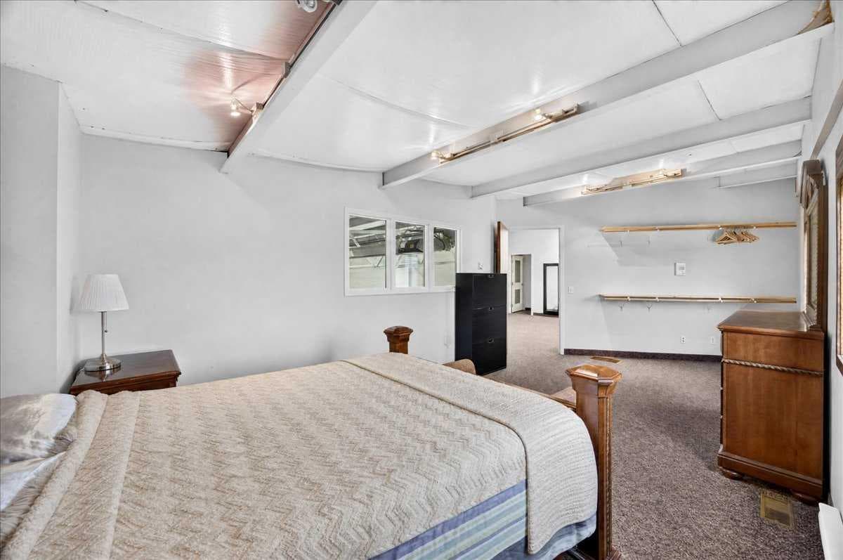 1, 336 Noorduyn Park NE