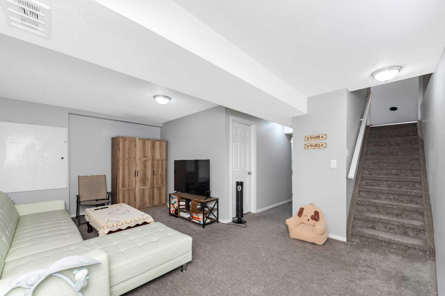 2 Saddlefield Crescent NE