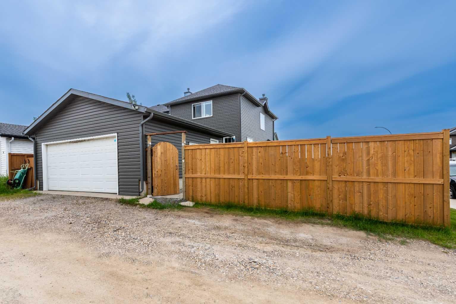 2 Saddlefield Crescent NE