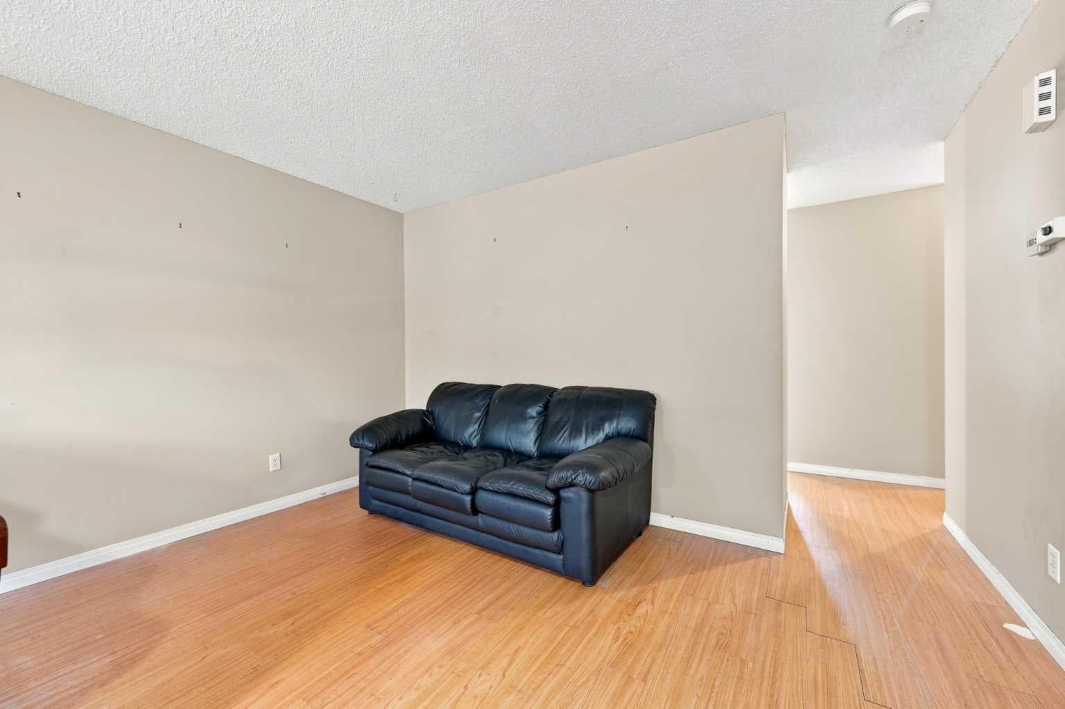 70 Edgeburn Crescent 