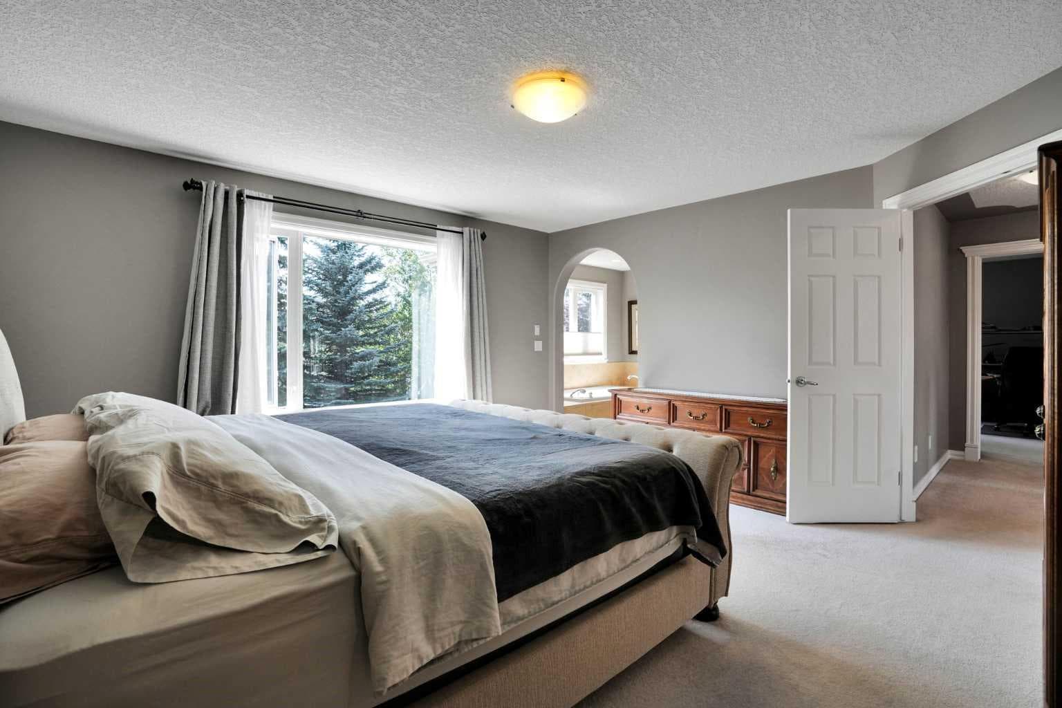 43 Strathlea Place SW