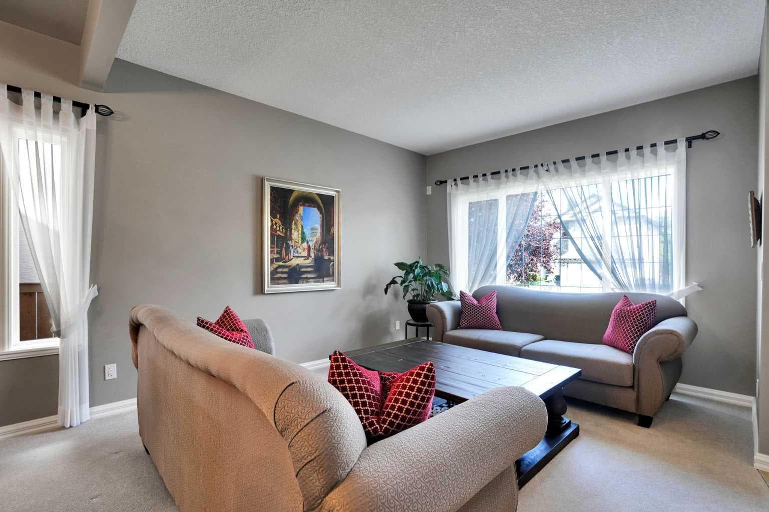 43 Strathlea Place SW