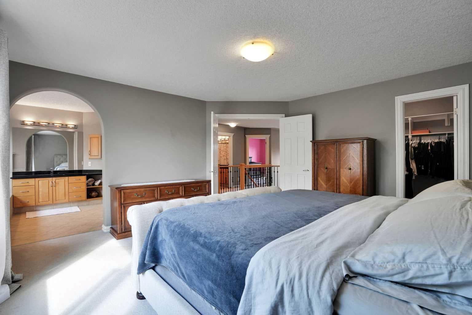 43 Strathlea Place SW