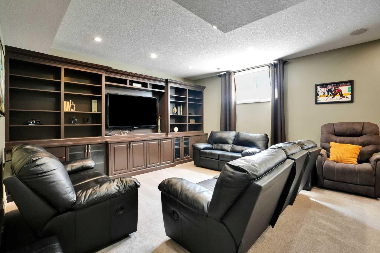 43 Strathlea Place SW