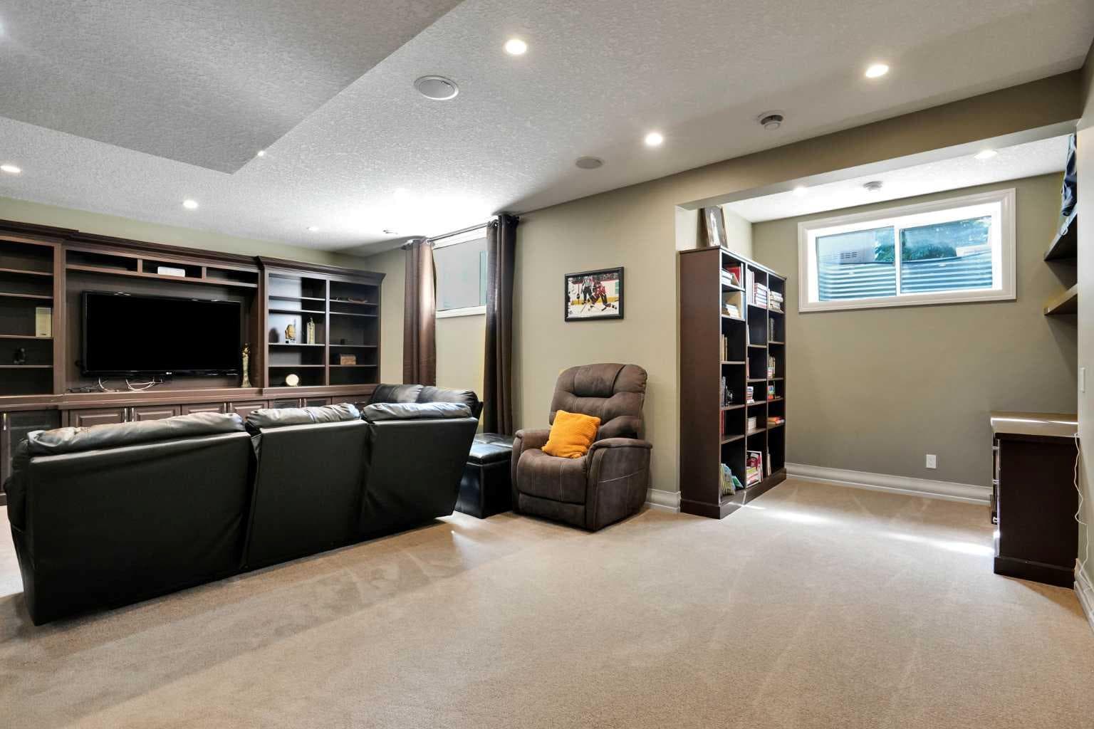 43 Strathlea Place SW
