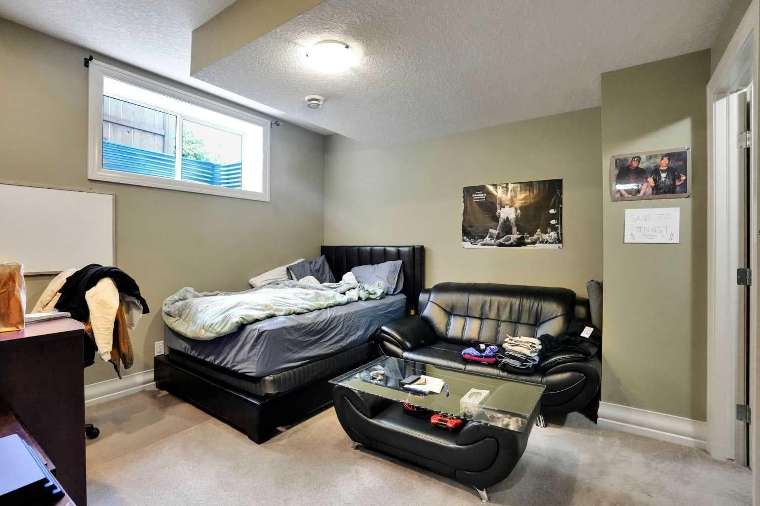43 Strathlea Place SW