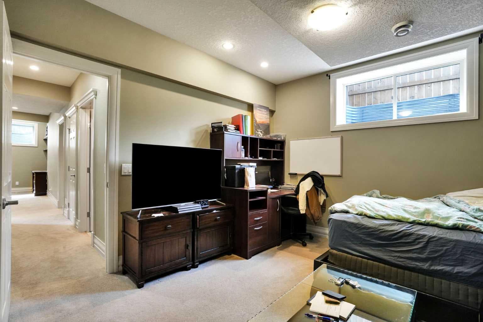 43 Strathlea Place SW